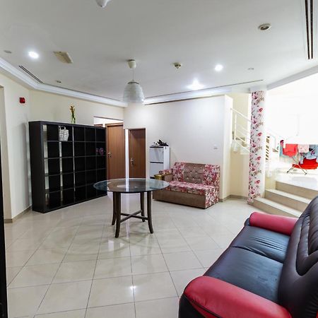 Budget Rooms With Private Bathroom For 'Girls' Only In Dubai, Marina Екстериор снимка