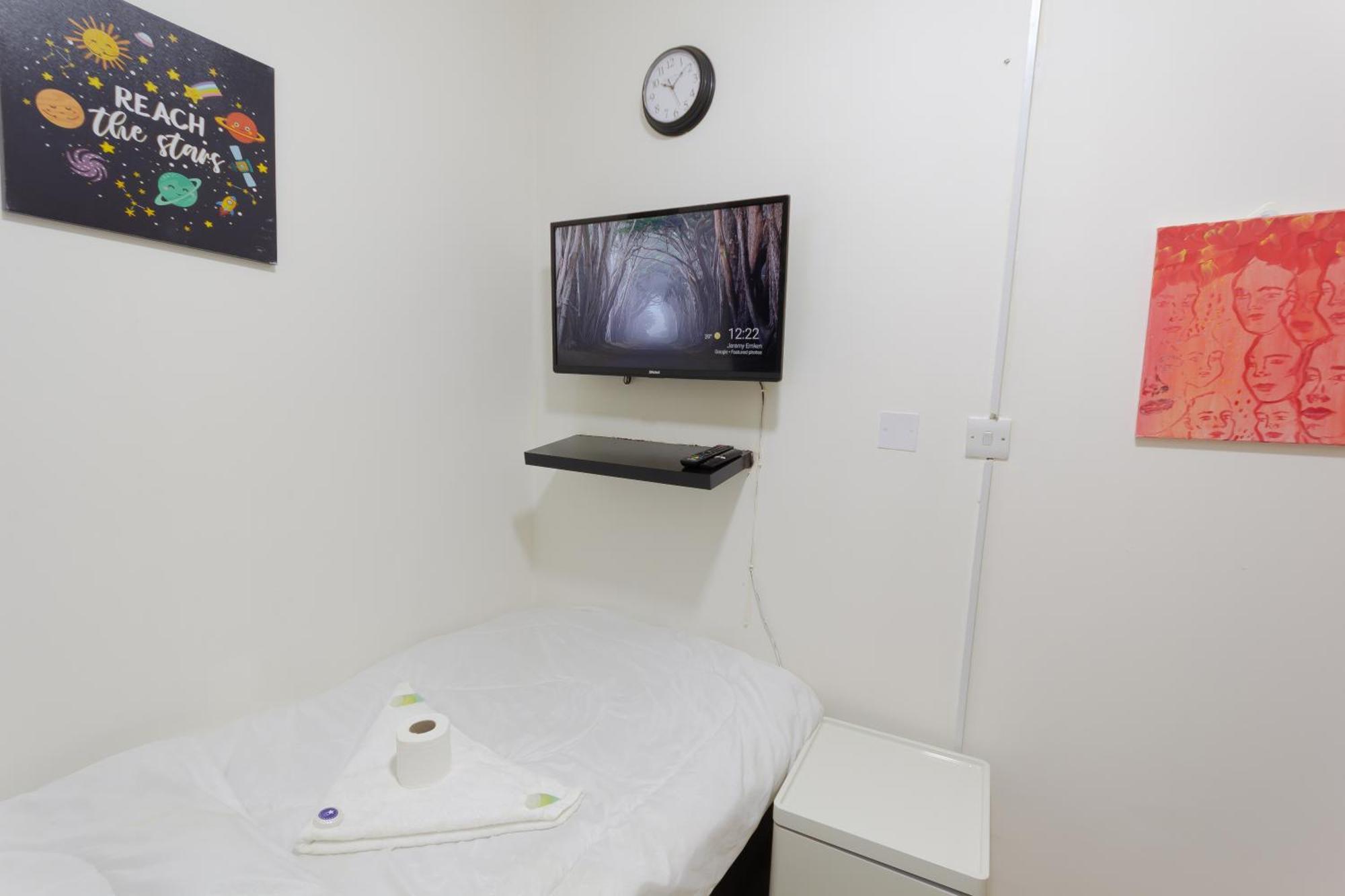 Budget Rooms With Private Bathroom For 'Girls' Only In Dubai, Marina Екстериор снимка