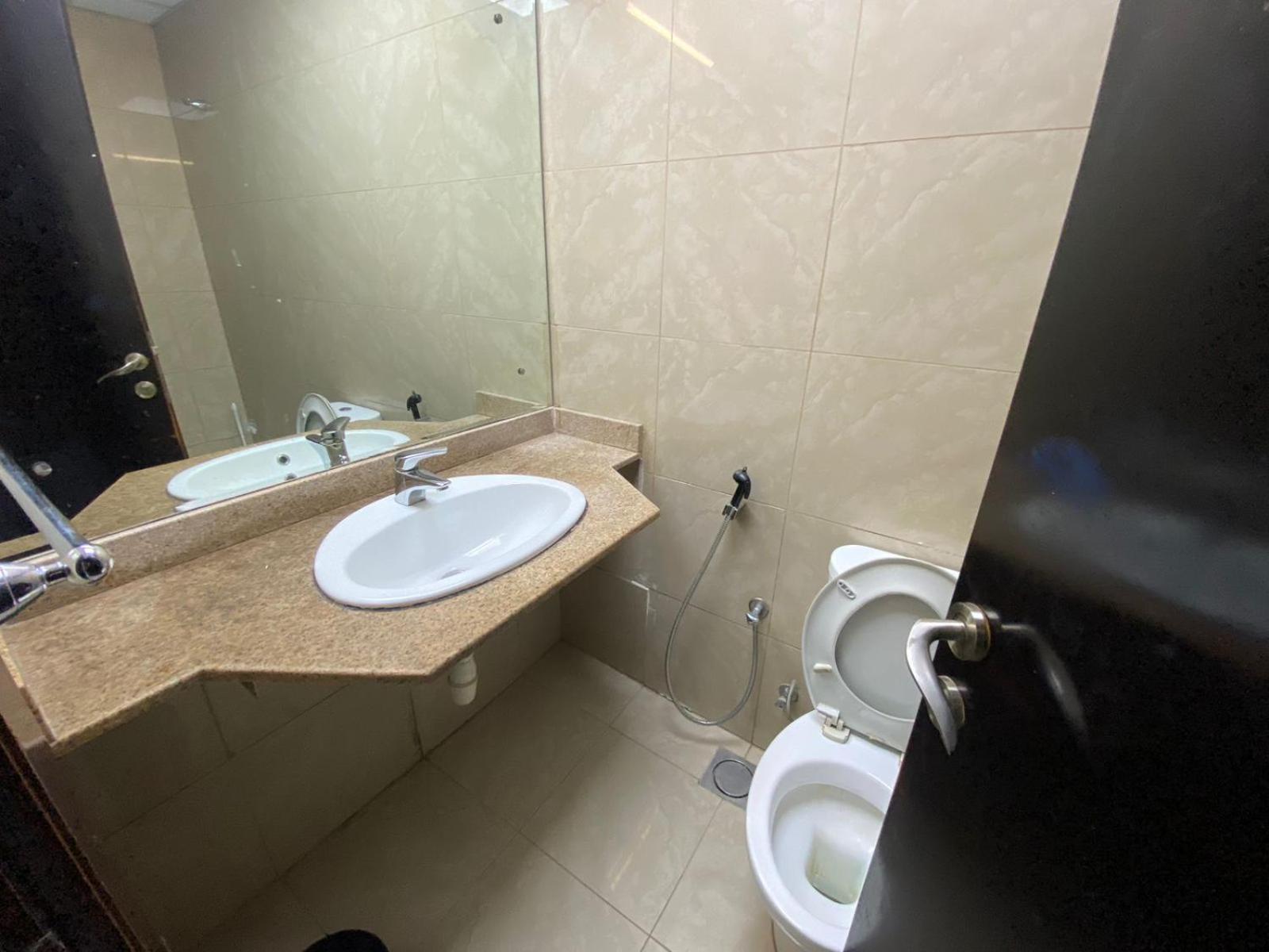 Budget Rooms With Private Bathroom For 'Girls' Only In Dubai, Marina Екстериор снимка