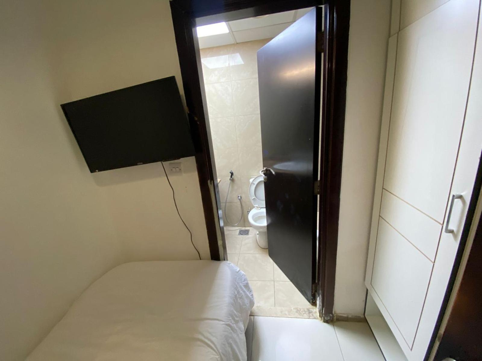 Budget Rooms With Private Bathroom For 'Girls' Only In Dubai, Marina Екстериор снимка