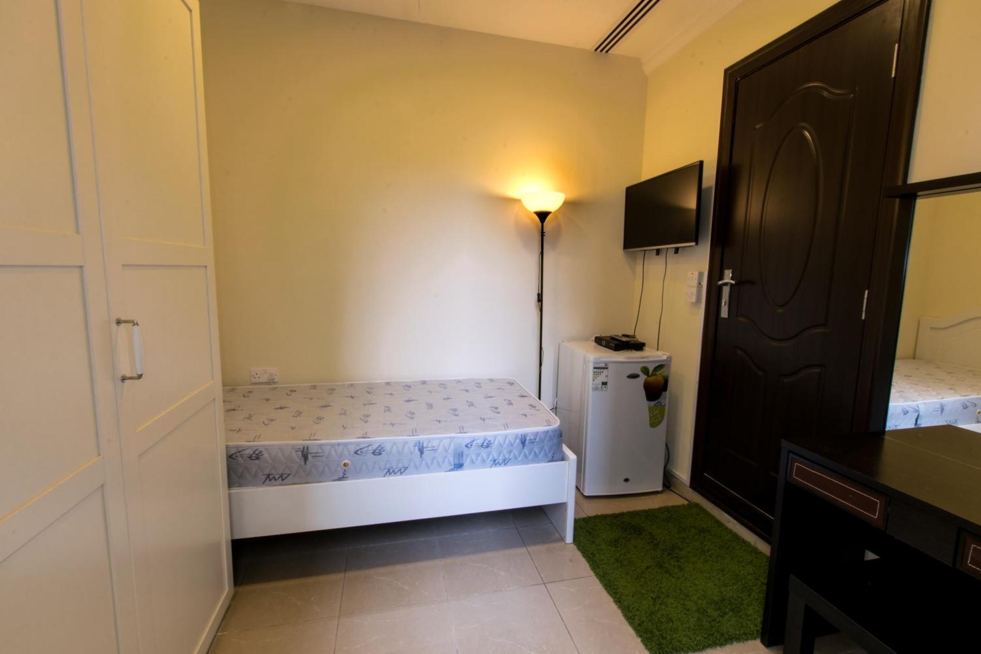 Budget Rooms With Private Bathroom For 'Girls' Only In Dubai, Marina Екстериор снимка