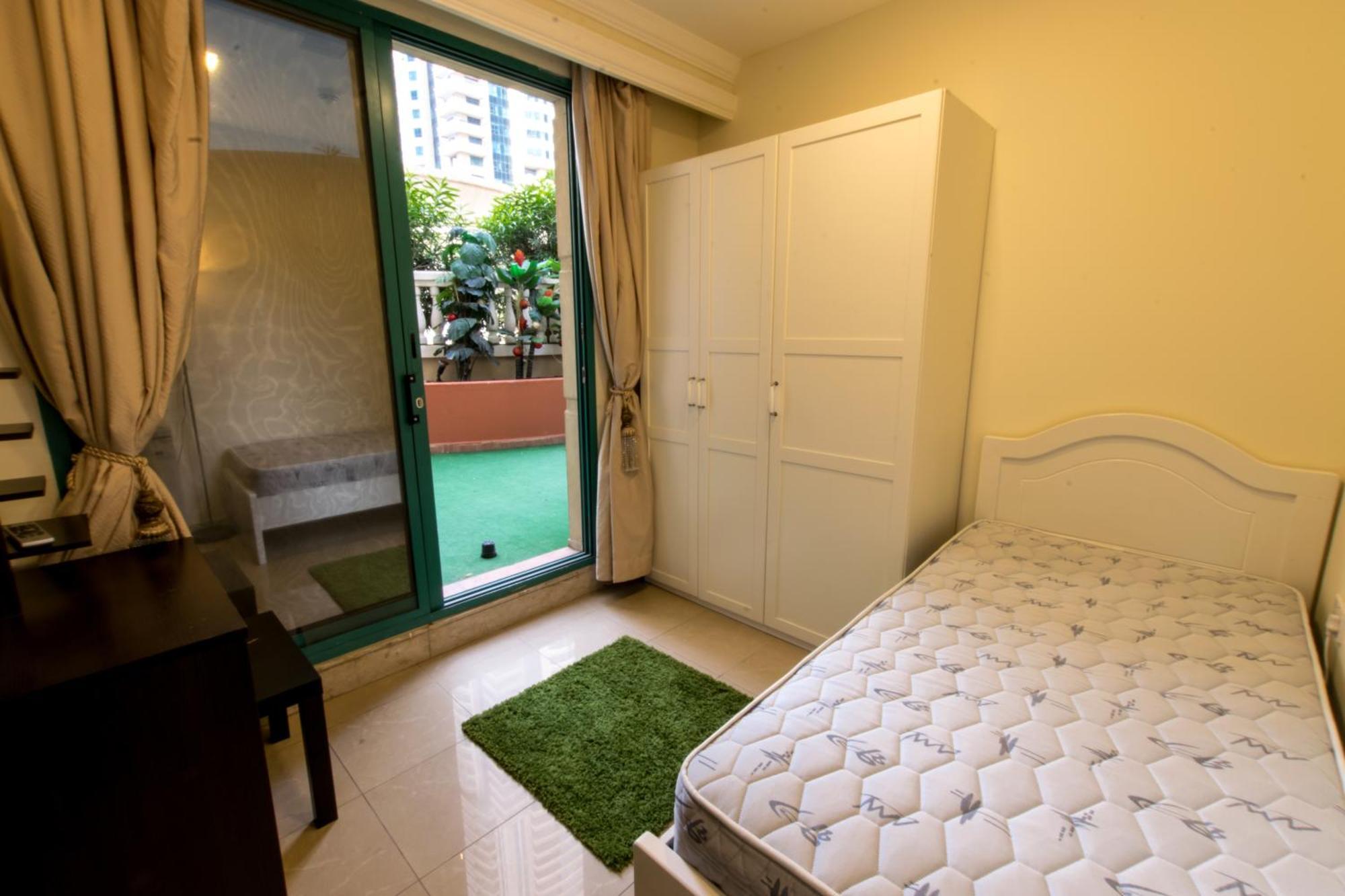 Budget Rooms With Private Bathroom For 'Girls' Only In Dubai, Marina Екстериор снимка
