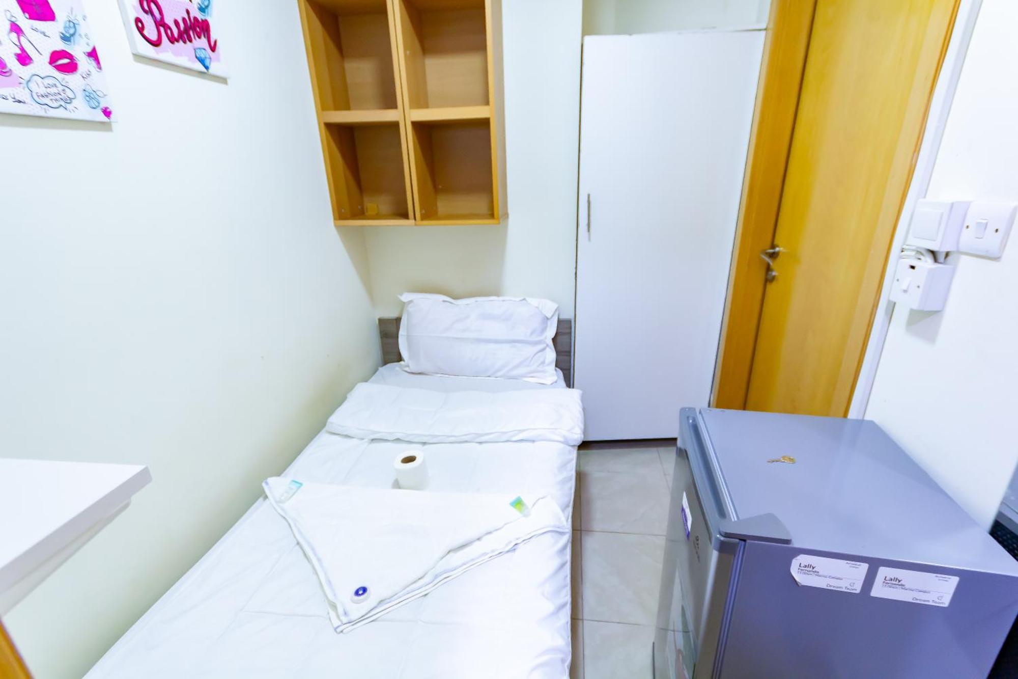 Budget Rooms With Private Bathroom For 'Girls' Only In Dubai, Marina Екстериор снимка