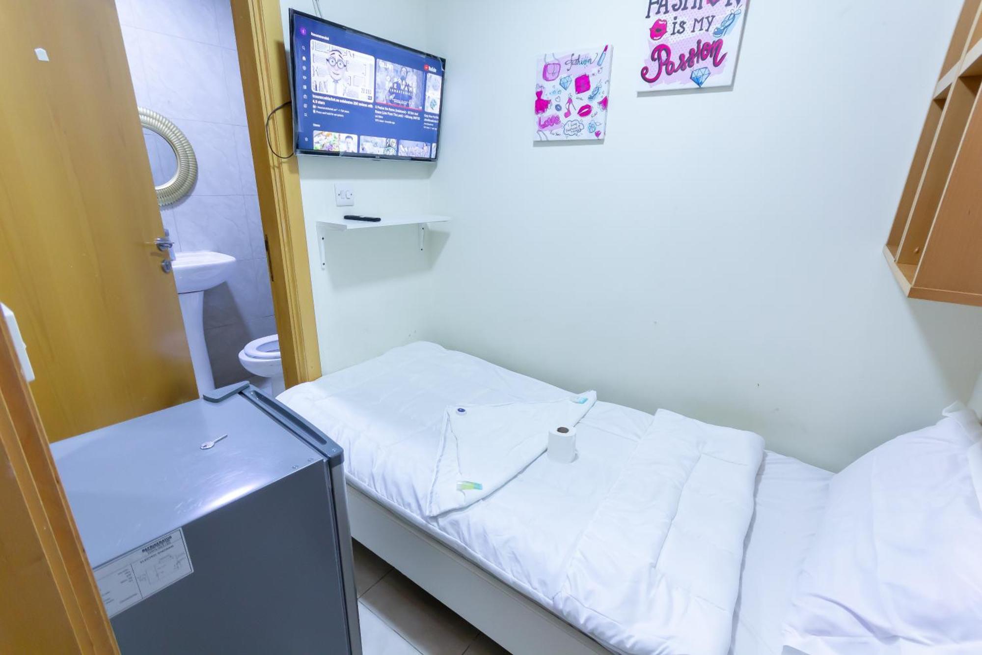 Budget Rooms With Private Bathroom For 'Girls' Only In Dubai, Marina Екстериор снимка