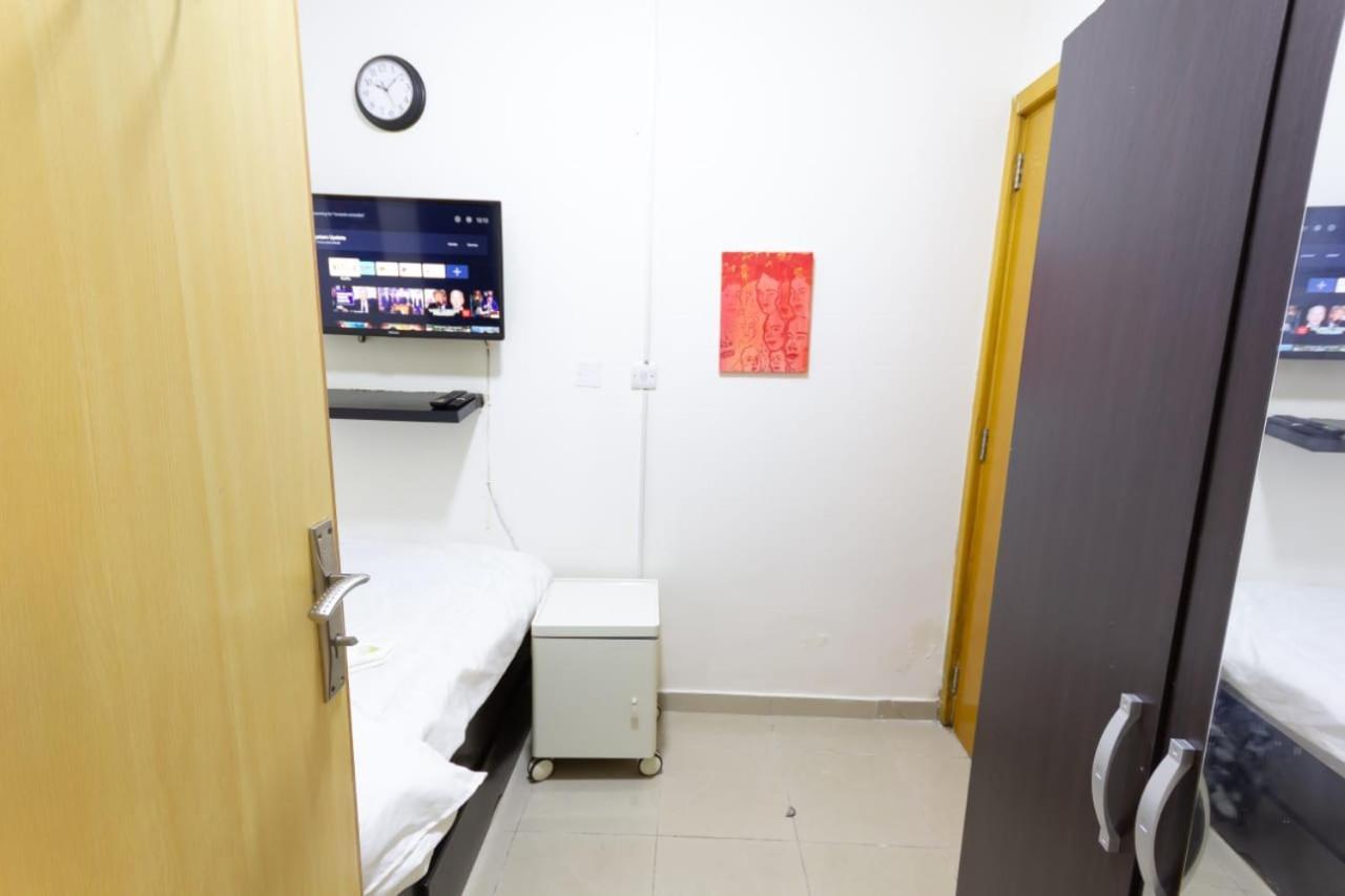 Budget Rooms With Private Bathroom For 'Girls' Only In Dubai, Marina Екстериор снимка