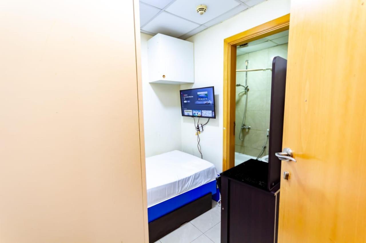 Budget Rooms With Private Bathroom For 'Girls' Only In Dubai, Marina Екстериор снимка