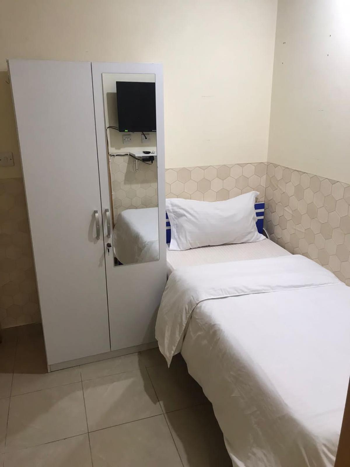 Budget Rooms With Private Bathroom For 'Girls' Only In Dubai, Marina Екстериор снимка