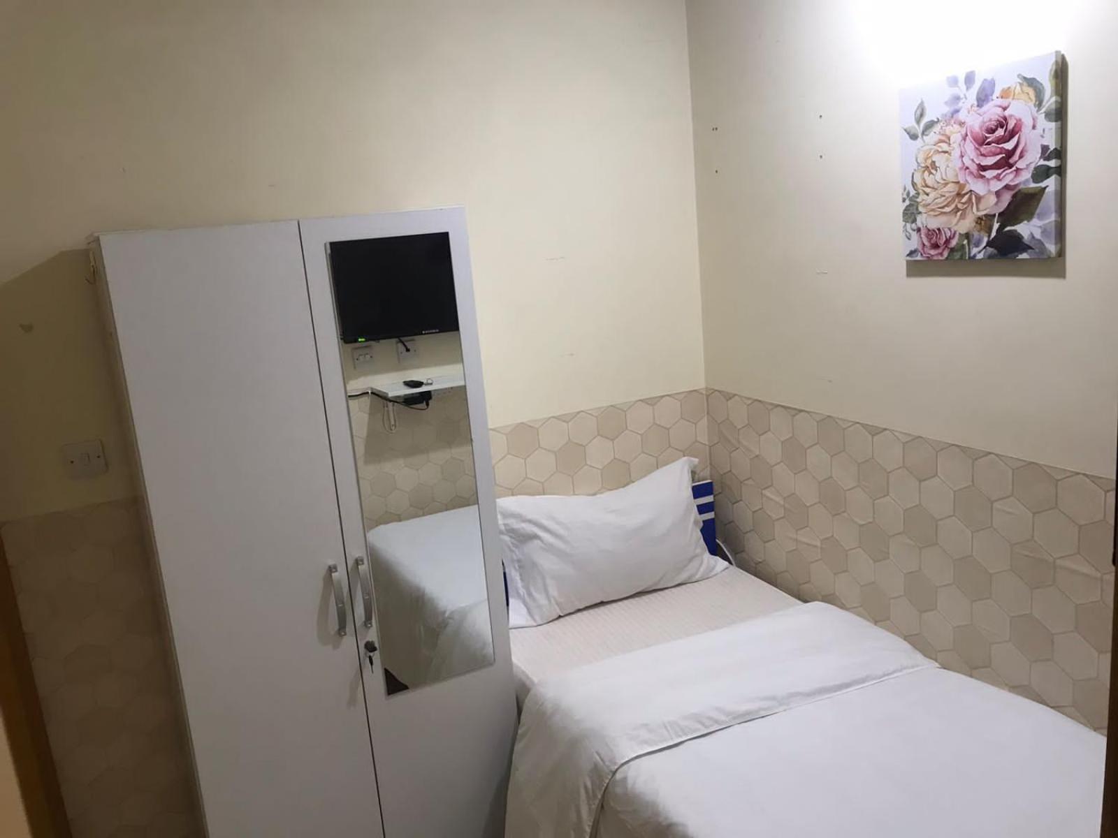 Budget Rooms With Private Bathroom For 'Girls' Only In Dubai, Marina Екстериор снимка
